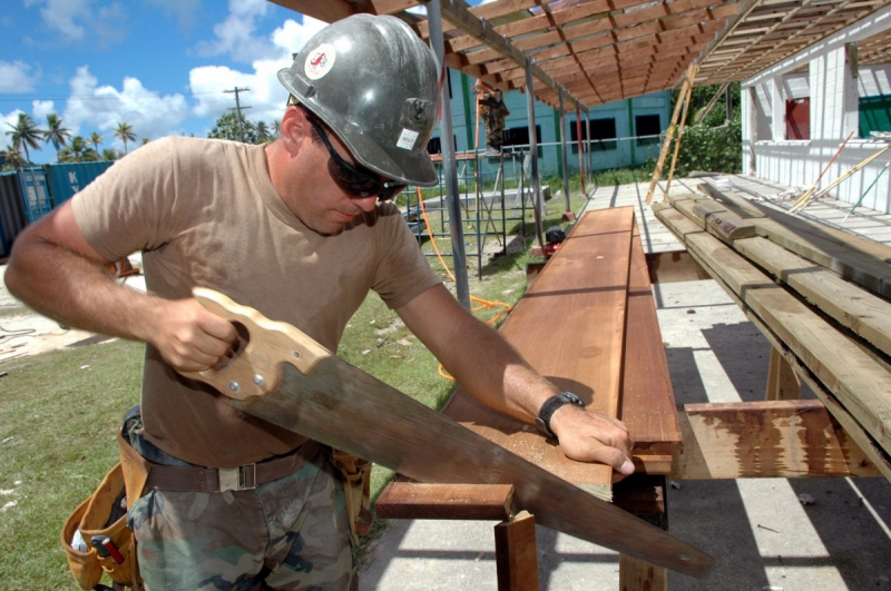 menuisier-SPERACEDES-min_worker_construction_building_carpenter_male_job_build_helmet-893290